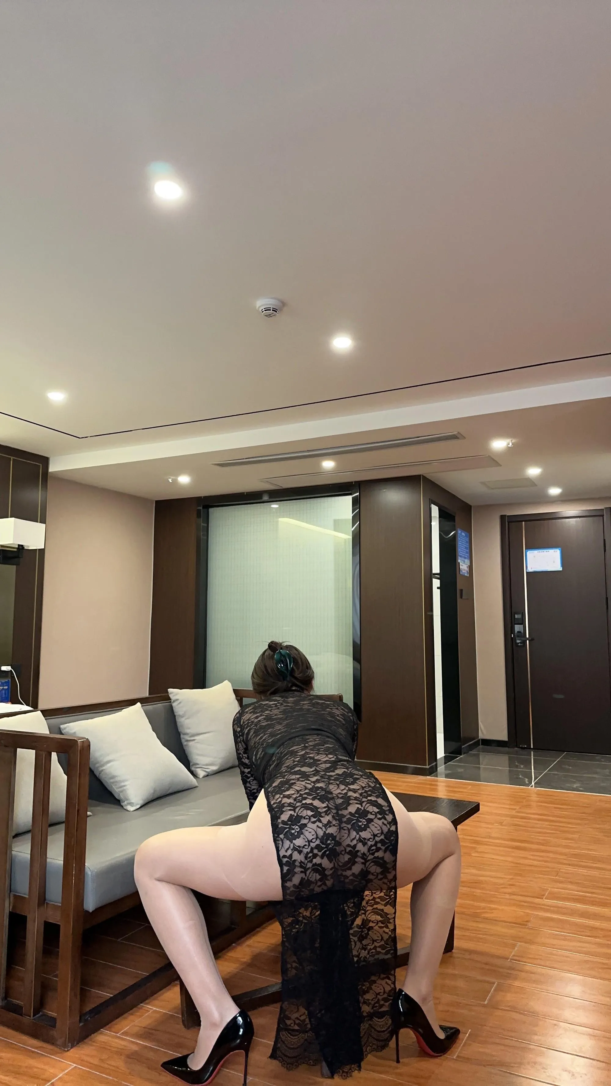 NO.017 奶宝妹纸 – 微密圈系列  蕾丝长裙撕袜 [67P]插图7